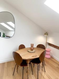 图卢兹Appartement au centre de Toulouse的一间带桌椅和镜子的用餐室