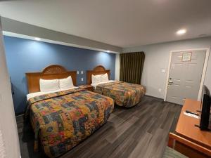 毕夏普毕夏普榆树汽车旅馆的酒店客房配有两张床和一张书桌