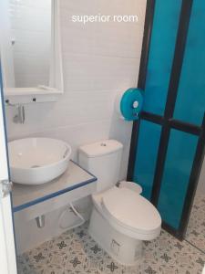 格兰岛Blue sky Koh larn Resort的一间带卫生间和水槽的浴室