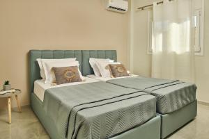 扎金索斯镇Mariñeiro Apartment!的卧室内的一张带两个枕头的床