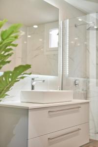 扎金索斯镇Mariñeiro Apartment!的白色的浴室设有水槽和镜子