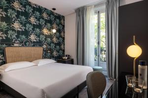 巴黎苏伊士酒店的卧室设有一张白色大床和一扇窗户。