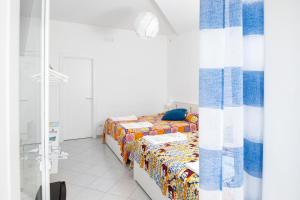 普罗奇达La Casa sul Faro的一间卧室,配有两张床