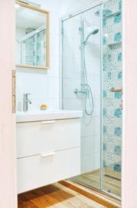 下厄尔什365Balaton Apartmanok的带淋浴和盥洗盆的浴室
