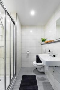 埃森Green Stay的白色的浴室设有水槽和卫生间。