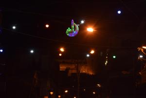 特拉布洛斯City Hostel Dormitory的风筝在晚上空中飞行