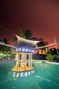 托弗海滩Mozambeat Motel的夜间带游泳池的度假村