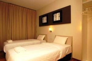 怡保怡保精品酒店的酒店客房带两张床和两个窗户