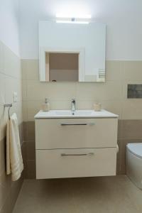 波扎洛Raganzino Apartment Pozzallo - new building的浴室设有白色水槽和镜子