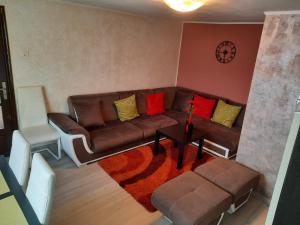 锡纳亚Casa Crissio的客厅配有棕色沙发和桌子