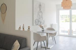 科布伦茨Buddha Apartment的客厅配有沙发和桌子
