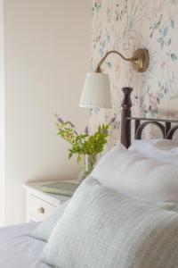 CatoiraTerranam Bed & Breakfast的一间卧室,配有带灯和植物的床