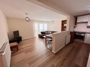 格拉斯哥Lovely 2-Bed Serviced apartment with free parking的客厅配有沙发和桌子