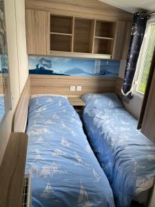 布莱克浦Blackpool caravans Marton mere的小房间,配有一张床和一张床