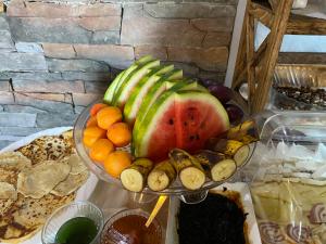 圣弗拉斯Vila Vista Вила Виста的桌上的西瓜和蔬菜碗