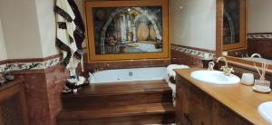 毕尔巴鄂VILLA DOLARETXE by Urdaibai Rentals的带浴缸、水槽和镜子的浴室