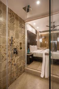 Silver Waves Resort & Spa Daman, a member of Radisson Individuals的一间浴室