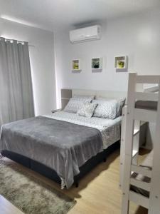 佩尼亚Cantinho da Vila Hospedagem的小卧室设有一张床和梯子