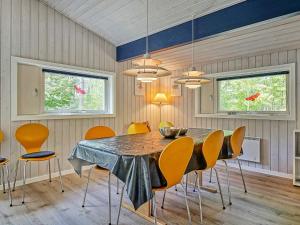 维斯特索马肯Holiday home Nexø XLI的一间带桌椅的用餐室