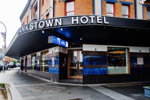 班克斯镇Bankstown Hotel的一座带有博物馆酒店标志的建筑