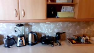 Glyka NeraImmaculate 2-Bed Apartment的厨房柜台配有咖啡机和咖啡壶