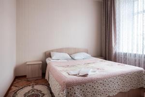 卡拉甘达Гостиница Караганда的一间卧室配有一张带毯子的床和窗户