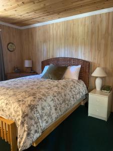 Cozy 2 bedroom cabin next to trails and beaches.客房内的一张或多张床位