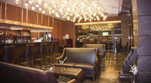 阿克拉Amazing Junior Suite Space Available的餐厅内带椅子和柜台的酒吧