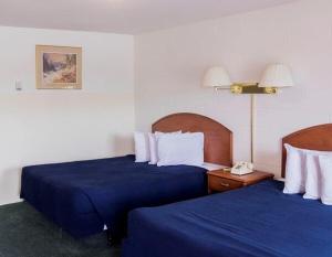 乔治王子城王子城汽车旅馆的酒店客房,配有两张带蓝色床单的床