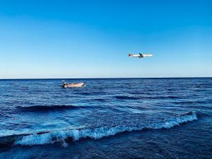 拉纳卡BALI SUITES 202的一艘小船和一架飞机在海洋里