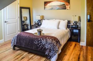 Rio Vista Inn & Suites Santa Cruz客房内的一张或多张床位