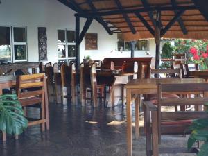 卡蒂马穆利洛Caprivi River Lodge的用餐室配有木桌和椅子