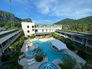 奥南海滩Infinity Aonang Krabi - SHA Certified的享有酒店空中美景,设有游泳池