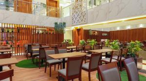 AR Suites Jewels Royale - Koregaon Park NX餐厅或其他用餐的地方