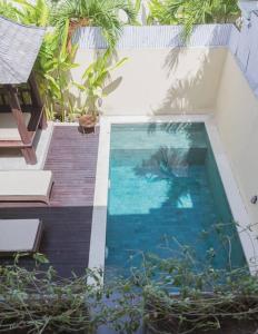 Villa Balifornia 3-bedroom with pool in Canggu内部或周边的泳池