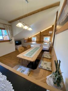 塞斯托Apartments Unteradamerhof的客厅配有木桌