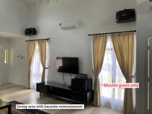 891 Villa Sebayu Muslim Afamosa Resort Melaka的电视和/或娱乐中心