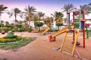 苏伊士palmera el sokhna的棕榈树公园内一个带滑梯的游乐场