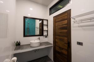 高兰Villa Lila的一间带水槽和镜子的浴室