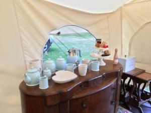 LincolnshireAmelia Vera的帐篷里的桌子上放着一堆物品