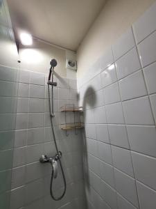 布里夫拉盖亚尔德DL LES 4 SAISONS - Meublé Tourisme 3 Etoiles的带淋浴喷头的浴室