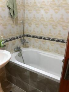 内罗毕Maliaways Comfy Airbnb-Jkia的浴室设有位于水槽旁的白色浴缸。