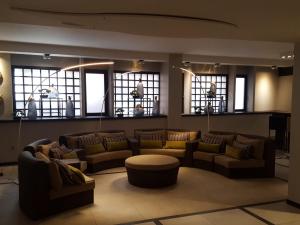 布鲁塞尔大广场弗洛里斯阿勒坎酒店的大堂配有沙发、桌子和窗户。
