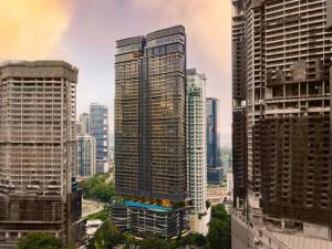 吉隆坡WSD Times 8 Luxury Hotels & Residences的享有城市天际线和高楼的景色