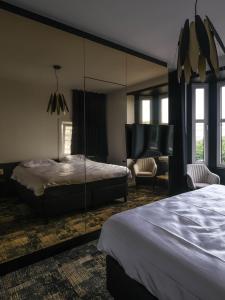 米德尔克尔克Bed & Breakfast Maison Noire Westende-bad incl parking & ontbijt的一间卧室设有一张床和一间客厅。