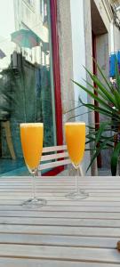 维亚纳堡Rua Grande Hotel的桌子上放两杯橙汁