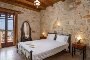 法拉萨纳Adam Villas的一间卧室设有一张床和石墙
