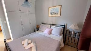 帕拉马Alex Apartment的一间卧室配有带粉色和白色枕头的床
