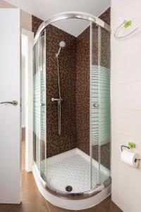 安度亚尔Viviendas con Fines Turísticos "Quivir Pidal"的浴室里设有玻璃门淋浴