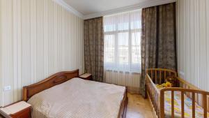 埃里温Yerevan City Center apartment的一间婴儿卧室,配有一张婴儿床和一扇窗户
